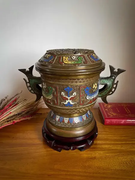 Foto de um(a) Antigo Potiche Defumador Incensário Japonês Bronze Cloisonné, da categoria de Garrafas, potes e jarros. Antigo e raro potiche defumador em bronze maciço com decoração manual da primorosa técnica Cloisonné, trabalho em esmalte na... Mostrado de uma perspectiva diferente. Vendido no marketplace Trésors.