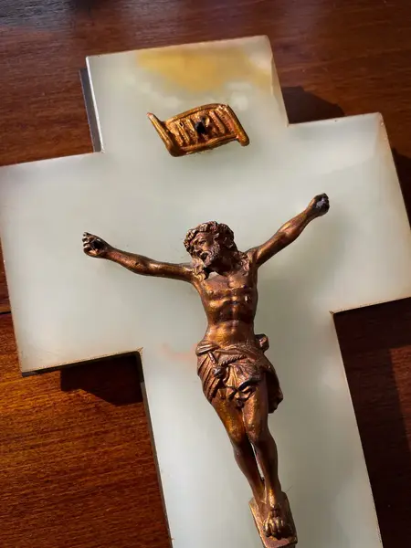 Foto de um(a) Antigo Crucifixo Cristo Em Bronze Francês Pia Batismal Ônix, da categoria de Objetos religiosos e espirituais. Antigo e raro crucifixo com recipiente para água benta, chamado antigamente de benteiro ou pia batismal. Peça francesa em... Mostrado de uma perspectiva diferente. Vendido no marketplace Trésors.