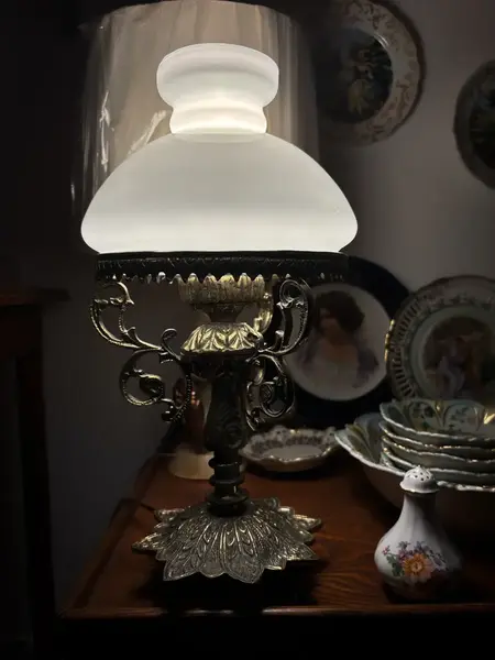 Foto de um(a) Antiga Luminária Clássica Abajur De Mesa Bronze E Opalina, da categoria de Abajures. Antigo e lindo abajur com estrutura em bronze todo trabalhado e cúpula em opalina branca. Todo original. Medidas 36x19cm. Mostrado de uma perspectiva diferente. Vendido no marketplace Trésors.