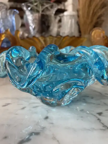 Foto de um(a) Antigo Bowl Decorativo Centro De Mesa Em Murano Italiano, da categoria de Centro de mesa. ~ Italy Glass ~ Belíssimo bowl decorativo, ou centro de mesa em Murano italiano feito à mão. Técnica de trabalho chamado... Mostrado de uma perspectiva diferente. Vendido no marketplace Trésors.