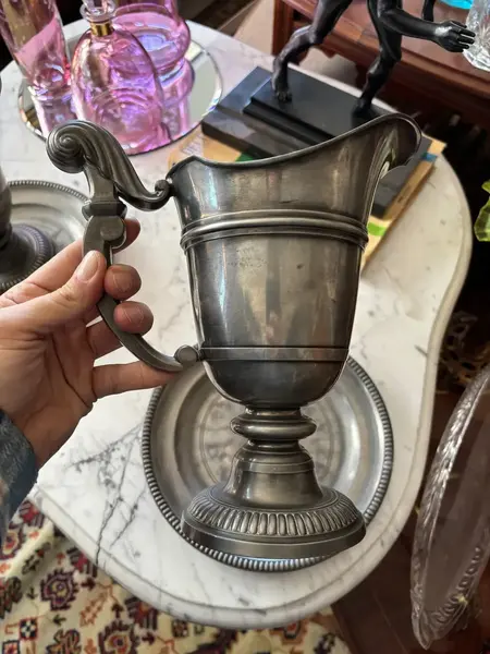 Foto de um(a) Antigo Par Jarros Présentoir Vasos Clássico Estanho Francês, da categoria de Jarros. Antigo e belíssimo par de jarros com présentoir em estanho francês, formato clássico, lindo e muito chique. Combina com todo... Mostrado de uma perspectiva diferente. Vendido no marketplace Trésors.