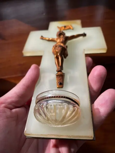 Foto de um(a) Antigo Crucifixo Cristo Em Bronze Francês Pia Batismal Ônix, da categoria de Objetos religiosos e espirituais. Antigo e raro crucifixo com recipiente para água benta, chamado antigamente de benteiro ou pia batismal. Peça francesa em... Mostrado de uma perspectiva diferente. Vendido no marketplace Trésors.