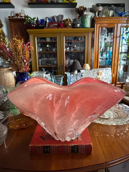 Foto de um(a) Antigo Grande Centro De Mesa Murano Italiano Opalescente, da categoria de Centro de mesa. ~ Italy Glass ~Imponente, elegante e absolutamente único. Antigo e grande centro de mesa artístico em Murano leitoso em tons... Mostrado de uma perspectiva diferente. Vendido no marketplace Trésors.