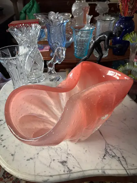 Foto de um(a) Antigo Grande Centro De Mesa Murano Italiano Opalescente, da categoria de Centro de mesa. ~ Italy Glass ~Imponente, elegante e absolutamente único. Antigo e grande centro de mesa artístico em Murano leitoso em tons... Mostrado de uma perspectiva diferente. Vendido no marketplace Trésors.