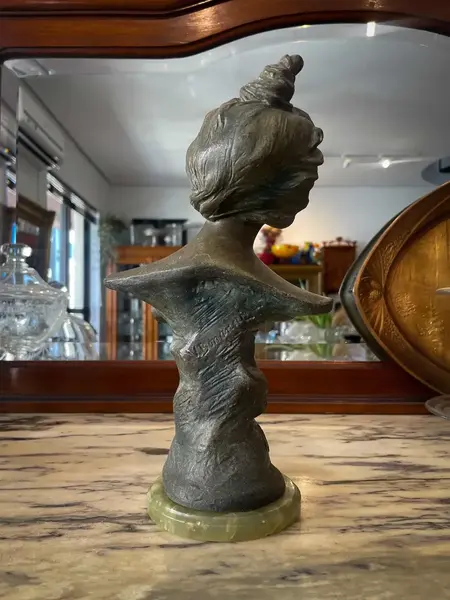 Foto de um(a) Antiga Escultura Busto Dama Assinado Pétit Bronze Francês, da categoria de Escultura. ~ Clochette ~Antiga e majestosa escultura artística representando busto feminino. Feita em pétit bronze francês de altíssima... Mostrado de uma perspectiva diferente. Vendido no marketplace Trésors.