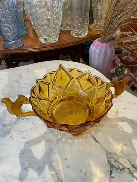 Foto de um(a) Antigo Raro Centro De Mesa Vidro Art Deco Esquilo Brockwitz, da categoria de Centro de mesa. ~ Brockwitz Glass ~Para quem gosta de peças exclusivas. Antigo bowl centro de mesa em vidro artístico âmbar com decoração em... Mostrado de uma perspectiva diferente. Vendido no marketplace Trésors.