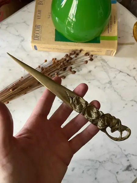Foto de um(a) Antiga Rara Espátula Abridor De Carta Bronze Francês, da categoria de Outros colecionáveis. Linda espátula abridor de carta em bronze francês, período Art Nouveau, início do século XX.Medida 22cm. Mostrado de uma perspectiva diferente. Vendido no marketplace Trésors.