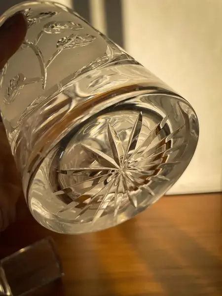 Foto de um(a) Antiga Garrafa Licoreira Cristal Francês Satiné Art Deco, da categoria de Garrafas. Antiga e grande garrafa licoreira em bloco maciço e pesado de cristal francês de excelente qualidade, lindo brilho natural e... Mostrado de uma perspectiva diferente. Vendido no marketplace Trésors.