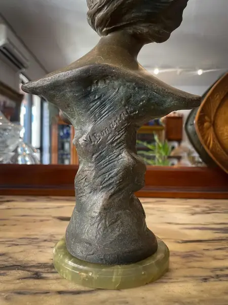 Foto de um(a) Antiga Escultura Busto Dama Assinado Pétit Bronze Francês, da categoria de Escultura. ~ Clochette ~Antiga e majestosa escultura artística representando busto feminino. Feita em pétit bronze francês de altíssima... Mostrado de uma perspectiva diferente. Vendido no marketplace Trésors.