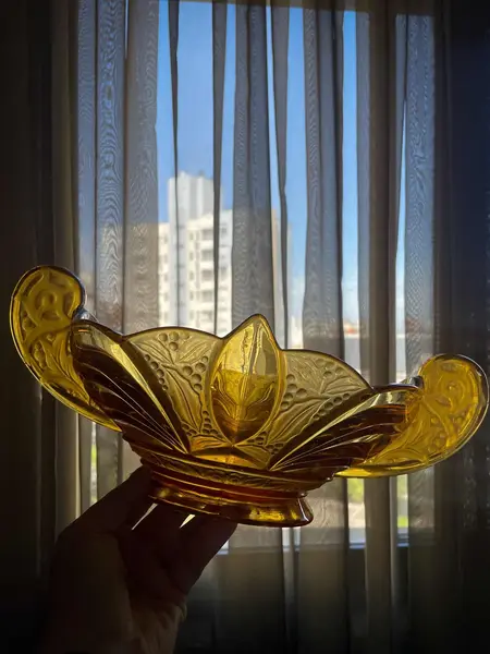 Foto de um(a) Antigo Centro De Mesa Art Deco Vidro Âmbar Walther & Sohne, da categoria de Centro de mesa. ~ Walther & Sohne ~ Antigo e grande bowl centro de mesa em vidro artístico âmbar com detalhes em satiné, linda cor e... Mostrado de uma perspectiva diferente. Vendido no marketplace Trésors.