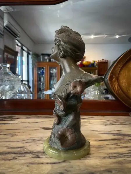 Foto de um(a) Antiga Escultura Busto Dama Assinado Pétit Bronze Francês, da categoria de Escultura. ~ Clochette ~Antiga e majestosa escultura artística representando busto feminino. Feita em pétit bronze francês de altíssima... Mostrado de uma perspectiva diferente. Vendido no marketplace Trésors.