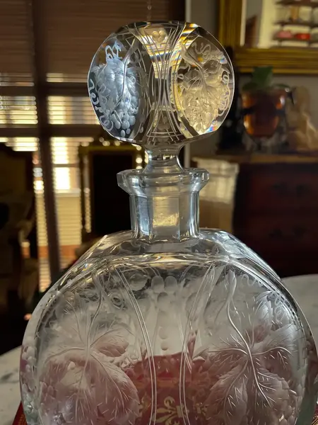 Foto de um(a) Antiga Conjunto Garrafa Licoreira Copos Cristal Tcheco Karl, da categoria de Garrafas. Karl Palda para quem gosta de peças exclusivas. Antigo e maravilhoso conjunto em cristal Tcheco ricamente lapidado à mão.... Mostrado de uma perspectiva diferente. Vendido no marketplace Trésors.