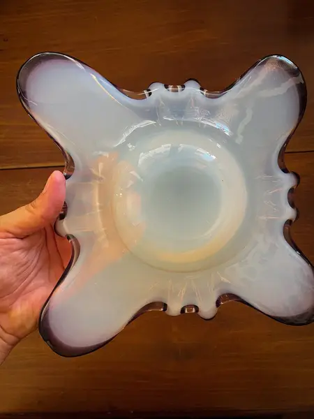 Foto de um(a) Antigo Bowl Decorativo Centro Em Murano Seguso Opalescente, da categoria de Centro de mesa. ~ Opalescent Glass ~Antigo e belíssimo bowl decorativo ou centro de mesa em Murano italiano opalescente com a borda lilás.... Mostrado de uma perspectiva diferente. Vendido no marketplace Trésors.