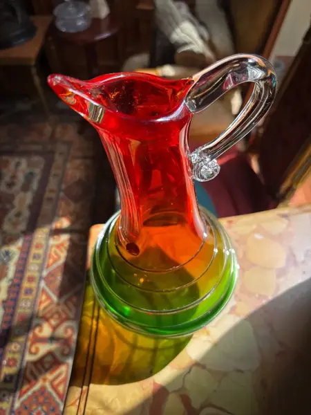 Foto de um(a) Antiga Jarra Art Deco Em Legítimo Murano Italiano Vermelho, da categoria de Jarros. Antiga e diferente jarra em Murano Italiano em tons de vermelho e verde, peca artística, toda feita à mão. Uma... Mostrado de uma perspectiva diferente. Vendido no marketplace Trésors.