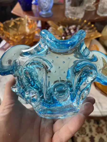 Foto de um(a) Antigo Bowl Decorativo Centro De Mesa Em Murano Italiano, da categoria de Centro de mesa. ~ Italy Glass ~ Belíssimo bowl decorativo, ou centro de mesa em Murano italiano feito à mão. Técnica de trabalho chamado... Mostrado de uma perspectiva diferente. Vendido no marketplace Trésors.