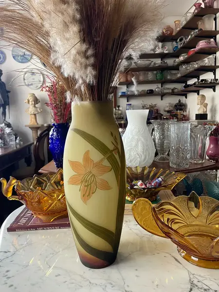 Foto de um(a) Antigo Grande Vaso Art Nouveau Vidro Francês Arsall Glass, da categoria de Vasos. ~ Arsall Glass ~Antigo e grande vaso francês em vidro artístico em tons de verde. A peça é toda feita à mão, decoração... Mostrado de uma perspectiva diferente. Vendido no marketplace Trésors.