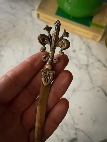 Foto de um(a) Antigo Abridor De Cartas Espátula Mini Espada Bronze Francês, da categoria de Outros colecionáveis. Linda peça de meados do século XXMedida 20cm. Mostrado de uma perspectiva diferente. Vendido no marketplace Trésors.