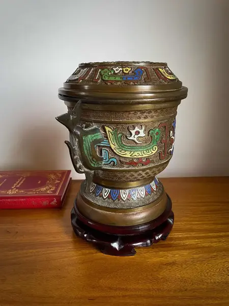 Foto de um(a) Antigo Potiche Defumador Incensário Japonês Bronze Cloisonné, da categoria de Garrafas, potes e jarros. Antigo e raro potiche defumador em bronze maciço com decoração manual da primorosa técnica Cloisonné, trabalho em esmalte na... Mostrado de uma perspectiva diferente. Vendido no marketplace Trésors.