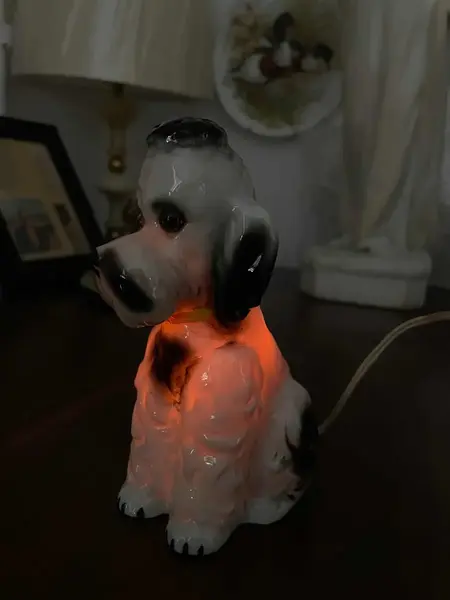 Foto de um(a) Antigo Raro Abajur Escultura De Cachorro Porcelana Alemã, da categoria de Abajures. Antigo e original abajur no formato de cachorro em porcelana alemã, olhos de cristal. Impecável. Década 1930.Medidas 16x11cm. Mostrado de uma perspectiva diferente. Vendido no marketplace Trésors.