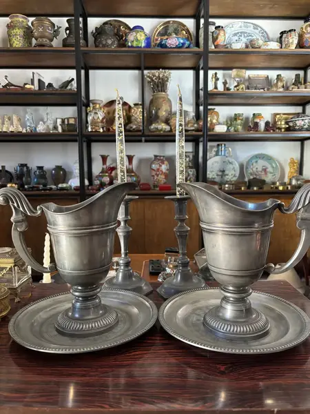 Foto de um(a) Antigo Par Jarros Présentoir Vasos Clássico Estanho Francês, da categoria de Jarros. Antigo e belíssimo par de jarros com présentoir em estanho francês, formato clássico, lindo e muito chique. Combina com todo... Mostrado de uma perspectiva diferente. Vendido no marketplace Trésors.