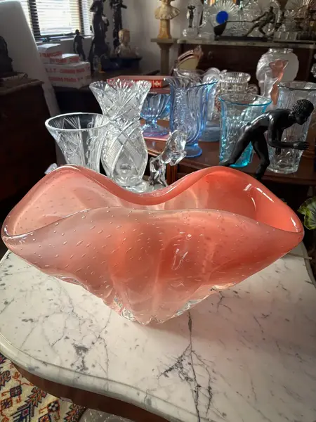 Foto de um(a) Antigo Grande Centro De Mesa Murano Italiano Opalescente, da categoria de Centro de mesa. ~ Italy Glass ~Imponente, elegante e absolutamente único. Antigo e grande centro de mesa artístico em Murano leitoso em tons... Mostrado de uma perspectiva diferente. Vendido no marketplace Trésors.