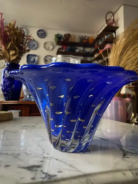 Foto de um(a) Antigo Bowl Centro De Mesa Fruteira Murano Italiano Com Ouro, da categoria de Travessas e tigelas. Belo bowl centro de mesa em Murano na cor azul royal, técnica de trabalho Bullicante com detalhes em ouro 18k. Peça... Mostrado de uma perspectiva diferente. Vendido no marketplace Trésors.