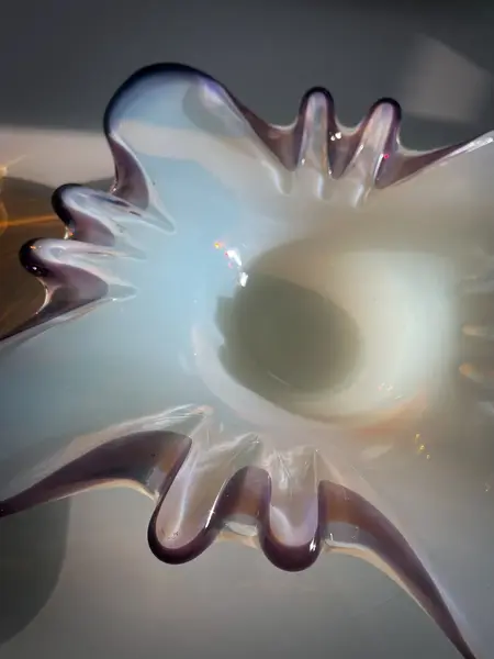 Foto de um(a) Antigo Bowl Decorativo Centro Em Murano Seguso Opalescente, da categoria de Centro de mesa. ~ Opalescent Glass ~Antigo e belíssimo bowl decorativo ou centro de mesa em Murano italiano opalescente com a borda lilás.... Mostrado de uma perspectiva diferente. Vendido no marketplace Trésors.