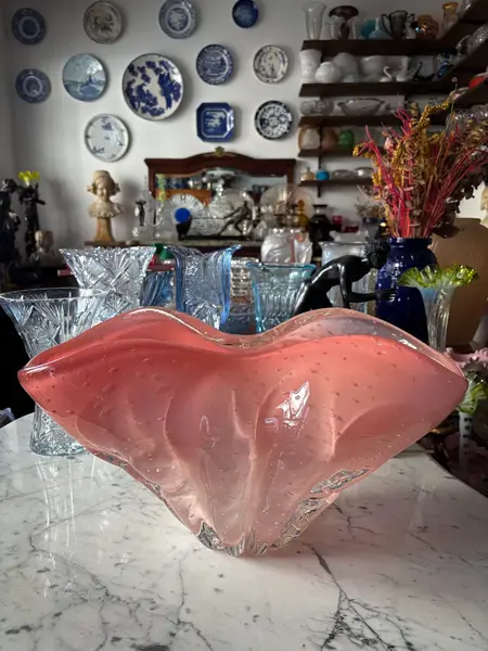 Foto de um(a) Antigo Grande Centro De Mesa Murano Italiano Opalescente, da categoria de Centro de mesa. ~ Italy Glass ~Imponente, elegante e absolutamente único. Antigo e grande centro de mesa artístico em Murano leitoso em tons... Mostrado de uma perspectiva diferente. Vendido no marketplace Trésors.