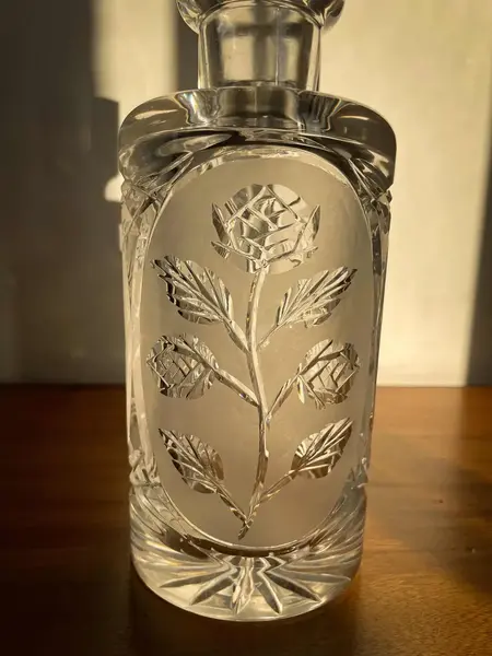Foto de um(a) Antiga Garrafa Licoreira Cristal Francês Satiné Art Deco, da categoria de Garrafas. Antiga e grande garrafa licoreira em bloco maciço e pesado de cristal francês de excelente qualidade, lindo brilho natural e... Mostrado de uma perspectiva diferente. Vendido no marketplace Trésors.