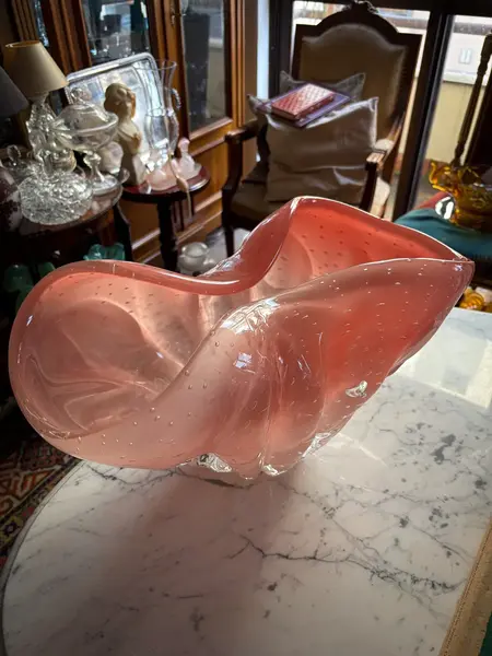 Foto de um(a) Antigo Grande Centro De Mesa Murano Italiano Opalescente, da categoria de Centro de mesa. ~ Italy Glass ~Imponente, elegante e absolutamente único. Antigo e grande centro de mesa artístico em Murano leitoso em tons... Mostrado de uma perspectiva diferente. Vendido no marketplace Trésors.