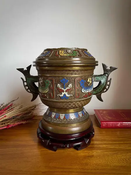 Foto de um(a) Antigo Potiche Defumador Incensário Japonês Bronze Cloisonné, da categoria de Garrafas, potes e jarros. Antigo e raro potiche defumador em bronze maciço com decoração manual da primorosa técnica Cloisonné, trabalho em esmalte na... Mostrado de uma perspectiva diferente. Vendido no marketplace Trésors.