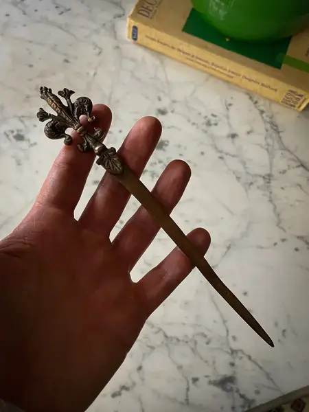 Foto de um(a) Antigo Abridor De Cartas Espátula Mini Espada Bronze Francês, da categoria de Outros colecionáveis. Linda peça de meados do século XXMedida 20cm. Mostrado de uma perspectiva diferente. Vendido no marketplace Trésors.