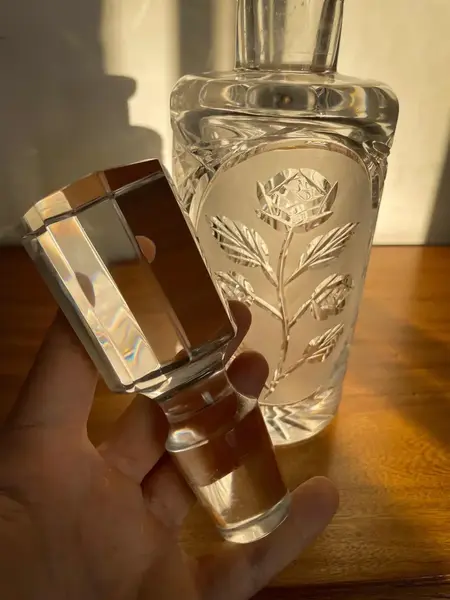 Foto de um(a) Antiga Garrafa Licoreira Cristal Francês Satiné Art Deco, da categoria de Garrafas. Antiga e grande garrafa licoreira em bloco maciço e pesado de cristal francês de excelente qualidade, lindo brilho natural e... Mostrado de uma perspectiva diferente. Vendido no marketplace Trésors.