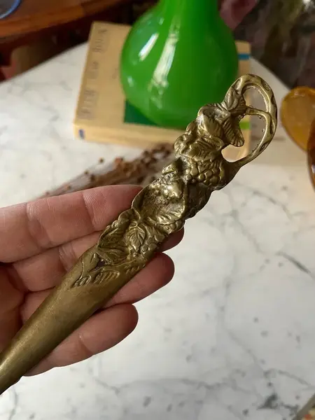 Foto de um(a) Antiga Rara Espátula Abridor De Carta Bronze Francês, da categoria de Outros colecionáveis. Linda espátula abridor de carta em bronze francês, período Art Nouveau, início do século XX.Medida 22cm. Mostrado de uma perspectiva diferente. Vendido no marketplace Trésors.