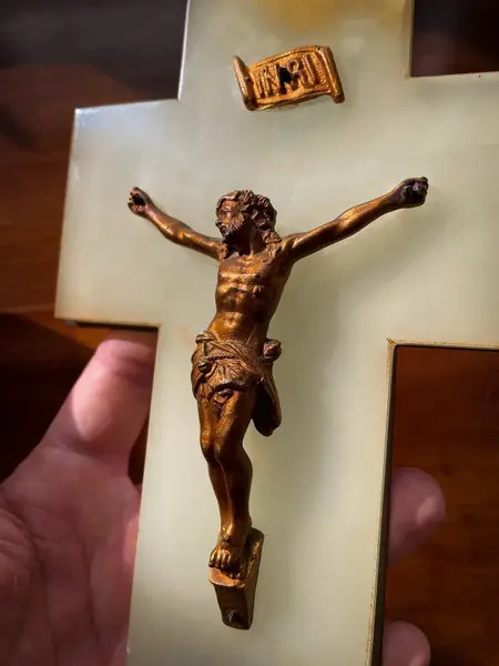 Foto de um(a) Antigo Crucifixo Cristo Em Bronze Francês Pia Batismal Ônix, da categoria de Objetos religiosos e espirituais. Antigo e raro crucifixo com recipiente para água benta, chamado antigamente de benteiro ou pia batismal. Peça francesa em... Mostrado de uma perspectiva diferente. Vendido no marketplace Trésors.