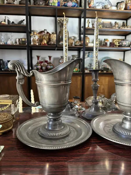 Foto de um(a) Antigo Par Jarros Présentoir Vasos Clássico Estanho Francês, da categoria de Jarros. Antigo e belíssimo par de jarros com présentoir em estanho francês, formato clássico, lindo e muito chique. Combina com todo... Mostrado de uma perspectiva diferente. Vendido no marketplace Trésors.