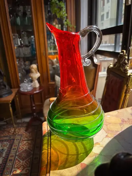 Foto de um(a) Antiga Jarra Art Deco Em Legítimo Murano Italiano Vermelho, da categoria de Jarros. Antiga e diferente jarra em Murano Italiano em tons de vermelho e verde, peca artística, toda feita à mão. Uma... Mostrado de uma perspectiva diferente. Vendido no marketplace Trésors.