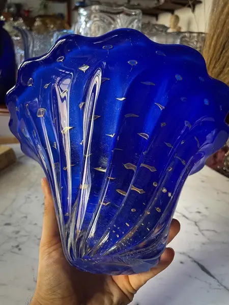 Foto de um(a) Antigo Bowl Centro De Mesa Fruteira Murano Italiano Com Ouro, da categoria de Travessas e tigelas. Belo bowl centro de mesa em Murano na cor azul royal, técnica de trabalho Bullicante com detalhes em ouro 18k. Peça... Mostrado de uma perspectiva diferente. Vendido no marketplace Trésors.