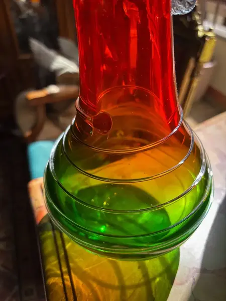 Foto de um(a) Antiga Jarra Art Deco Em Legítimo Murano Italiano Vermelho, da categoria de Jarros. Antiga e diferente jarra em Murano Italiano em tons de vermelho e verde, peca artística, toda feita à mão. Uma... Mostrado de uma perspectiva diferente. Vendido no marketplace Trésors.