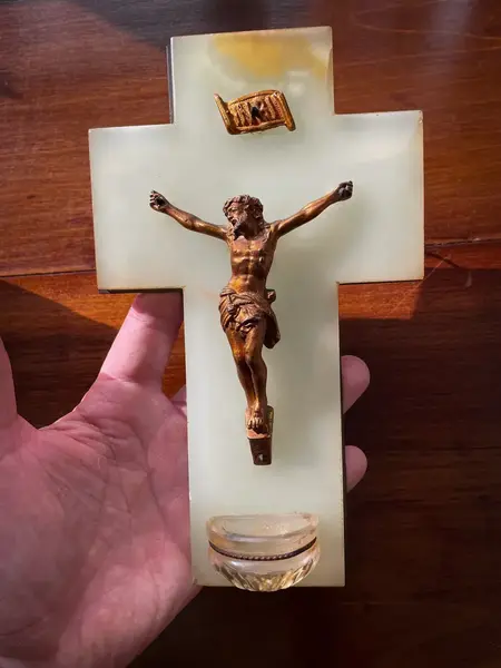 Foto de um(a) Antigo Crucifixo Cristo Em Bronze Francês Pia Batismal Ônix, da categoria de Objetos religiosos e espirituais. Antigo e raro crucifixo com recipiente para água benta, chamado antigamente de benteiro ou pia batismal. Peça francesa em... Mostrado de uma perspectiva diferente. Vendido no marketplace Trésors.