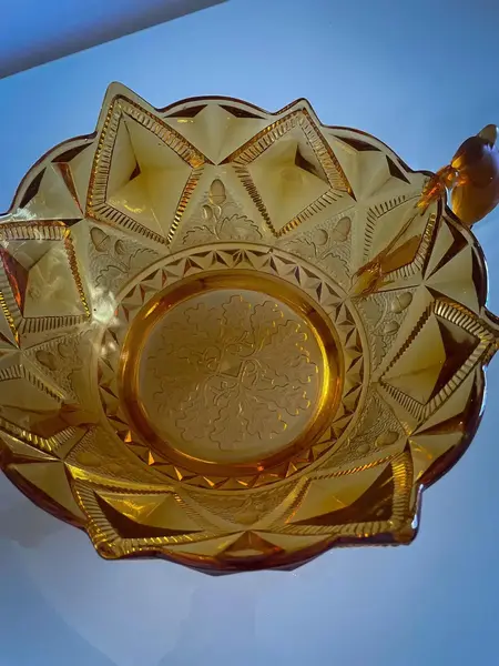 Foto de um(a) Antigo Raro Centro De Mesa Vidro Art Deco Esquilo Brockwitz, da categoria de Centro de mesa. ~ Brockwitz Glass ~Para quem gosta de peças exclusivas. Antigo bowl centro de mesa em vidro artístico âmbar com decoração em... Mostrado de uma perspectiva diferente. Vendido no marketplace Trésors.