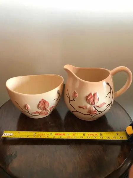 Foto de um(a) Antiga Jarrinha Cremeira Bowl Porcelana Inglesa Carlton Ware, da categoria de Garrafas, potes e jarros. Carlton Ware - Australian Design. Jarrinha e bowl em porcelana inglesa, manufatura CW, muito colecionável e decorativos.... Mostrado de uma perspectiva diferente. Vendido no marketplace Trésors.
