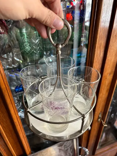 Foto de um(a) Antigo Raro Porta Copos De Cristal E Majólica Prata Wmf, da categoria de Porta-copos. Um clássico atemporal. Muito usado na década de 1940/50. Antigo porta copos em majólica alemã com armação em metal... Mostrado de uma perspectiva diferente. Vendido no marketplace Trésors.