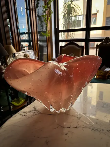Foto de um(a) Antigo Grande Centro De Mesa Murano Italiano Opalescente, da categoria de Centro de mesa. ~ Italy Glass ~Imponente, elegante e absolutamente único. Antigo e grande centro de mesa artístico em Murano leitoso em tons... Mostrado de uma perspectiva diferente. Vendido no marketplace Trésors.