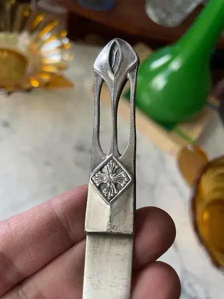 Foto de um(a) Antigo Raro Abridor De Carta Prata Wmf Art Deco Nouveau, da categoria de Outros colecionáveis. Início do século XX. Peça catalogada e original.Medida 18cm. Mostrado de uma perspectiva diferente. Vendido no marketplace Trésors.