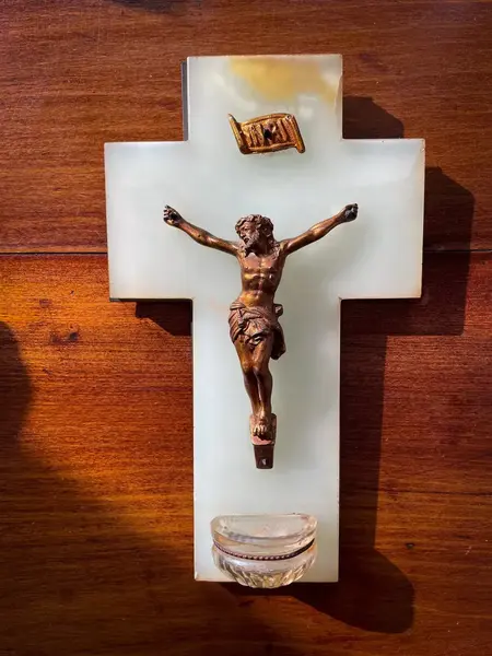 Foto de um(a) Antigo Crucifixo Cristo Em Bronze Francês Pia Batismal Ônix, da categoria de Objetos religiosos e espirituais. Antigo e raro crucifixo com recipiente para água benta, chamado antigamente de benteiro ou pia batismal. Peça francesa em... Mostrado de uma perspectiva diferente. Vendido no marketplace Trésors.