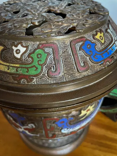 Foto de um(a) Antigo Potiche Defumador Incensário Japonês Bronze Cloisonné, da categoria de Garrafas, potes e jarros. Antigo e raro potiche defumador em bronze maciço com decoração manual da primorosa técnica Cloisonné, trabalho em esmalte na... Mostrado de uma perspectiva diferente. Vendido no marketplace Trésors.