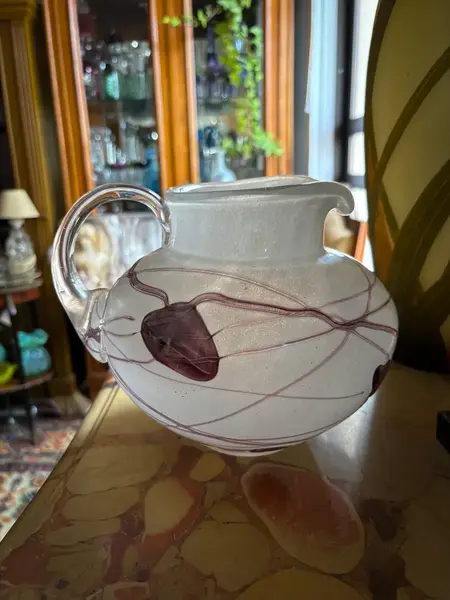 Foto de um(a) Antiga Jarra Art Deco Murano Iridescente Martin Weinberger, da categoria de Jarros. ~ Martin Weinberger / Germany ~Antiga jarra bojuda em Murano artístico iridescente. Trabalho totalmente manual, decoração... Mostrado de uma perspectiva diferente. Vendido no marketplace Trésors.