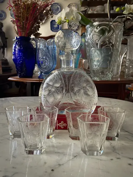 Foto de um(a) Antiga Conjunto Garrafa Licoreira Copos Cristal Tcheco Karl, da categoria de Garrafas. Karl Palda para quem gosta de peças exclusivas. Antigo e maravilhoso conjunto em cristal Tcheco ricamente lapidado à mão.... Mostrado de uma perspectiva diferente. Vendido no marketplace Trésors.
