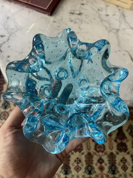 Foto de um(a) Antigo Bowl Decorativo Centro De Mesa Em Murano Italiano, da categoria de Centro de mesa. ~ Italy Glass ~ Belíssimo bowl decorativo, ou centro de mesa em Murano italiano feito à mão. Técnica de trabalho chamado... Mostrado de uma perspectiva diferente. Vendido no marketplace Trésors.